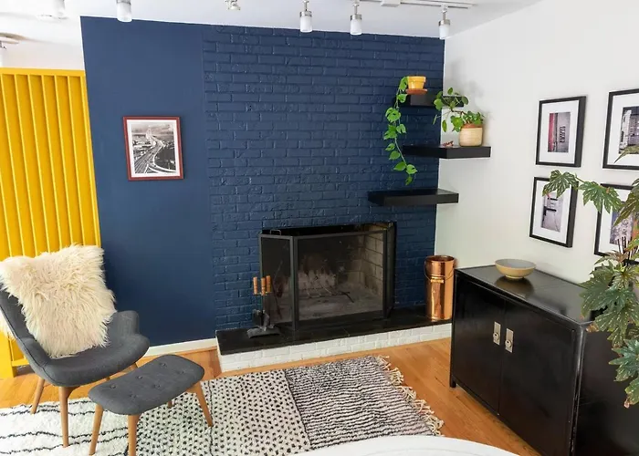 Mid-Century Gem Creekside King Beds Near Unc